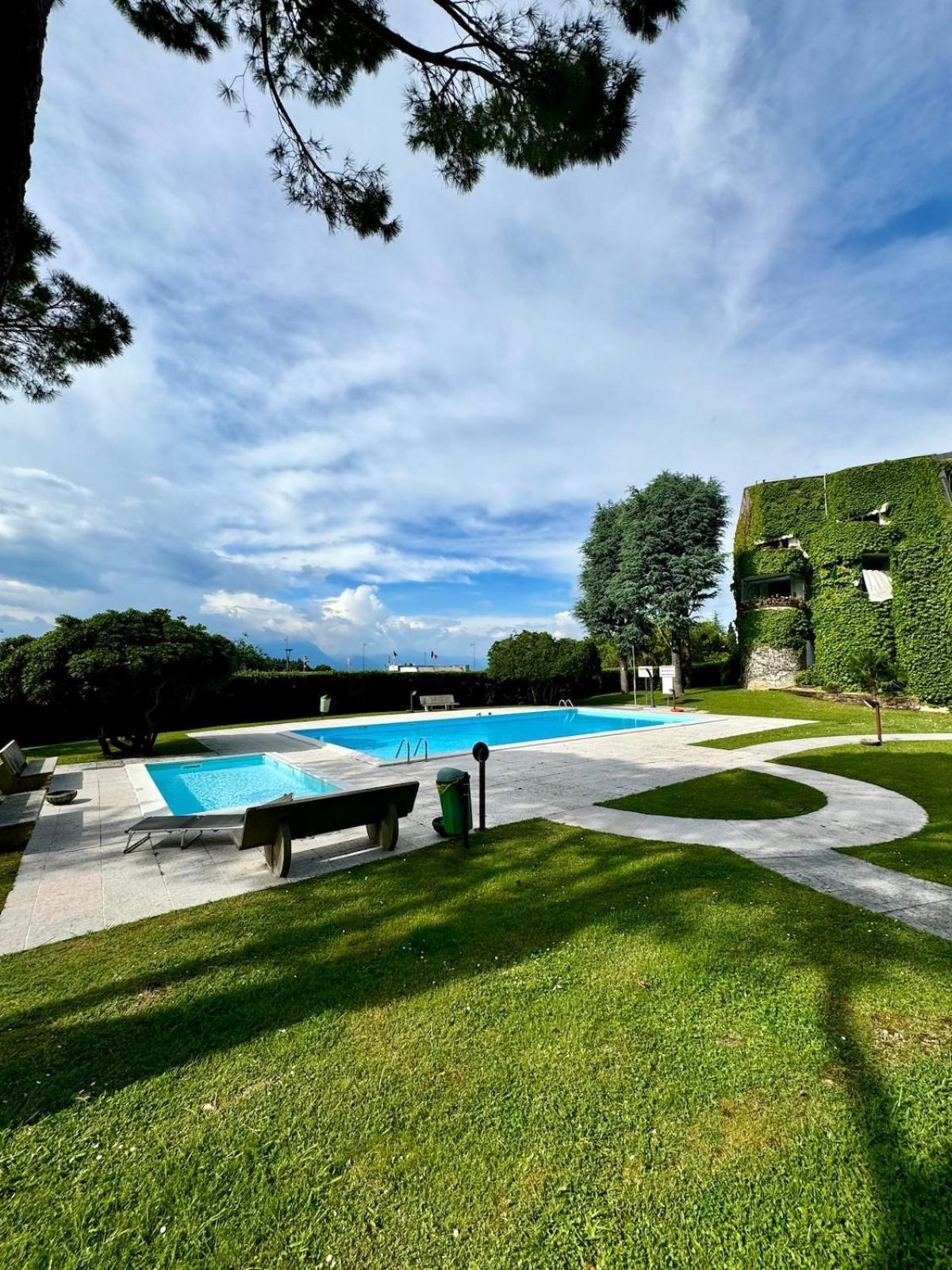 View With 2 Swimming Pools Desenzano *